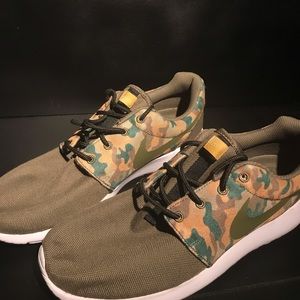 Nike Roche 1 Green Camo Size 9.5